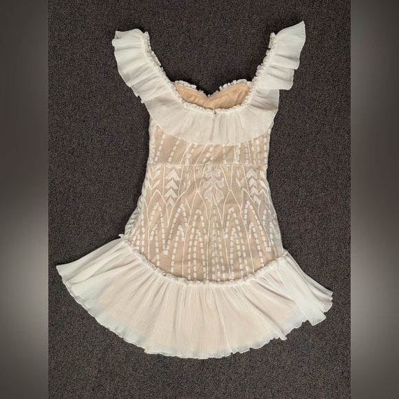 Saints + Secrets Dreamy Off Shoulder Mini Dress Women’s S White Lace Ruffle Hem - Picture 3 of 11